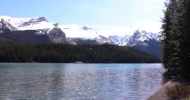 Yaz manzarası ve Maligne Gölü 'nde kayak yapan ve balık tutan insanlar, Jasper Ulusal Parkı, Kanada