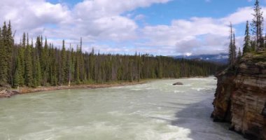 Yaz manzarası ve Maligne Gölü 'nde kayak yapan ve balık tutan insanlar, Jasper Ulusal Parkı, Kanada