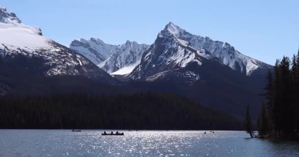 Summer Landscape People Kayaking Fishing Maligne Lake Jasper National Park — Stock video