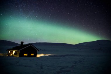 Kuzey ışıkları Reinheim Kulübesi, Dovrefjell Ulusal Parkı, Güney Norveç.
