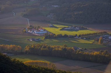 La Vall D En Bas, La Garrotxa, Kuzey İspanya 'da sonbahar günbatımı.