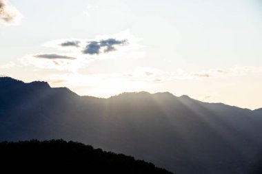 La Vall D En Bas, La Garrotxa, Kuzey İspanya 'da sonbahar günbatımı.