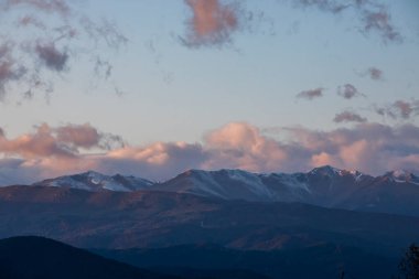 La Vall D En Bas, La Garrotxa, Kuzey İspanya 'da sonbahar günbatımı.