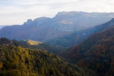 Puigsacalm tepesinde sonbahar günbatımı, La Garrotxa, Kuzey İspanya.