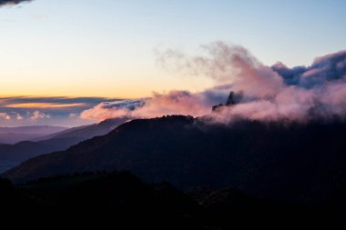 Puigsacalm tepesinde sonbahar gündoğumu, La Garrotxa, Kuzey İspanya.