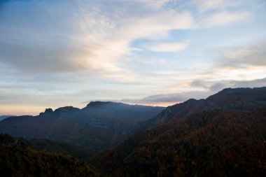 Puigsacalm tepesinde sonbahar günbatımı, La Garrotxa, Kuzey İspanya.