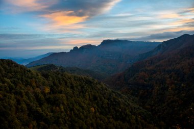 Puigsacalm tepesinde sonbahar günbatımı, La Garrotxa, Kuzey İspanya.