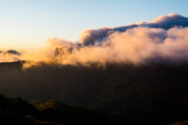Puigsacalm tepesinde sonbahar gündoğumu, La Garrotxa, Kuzey İspanya.