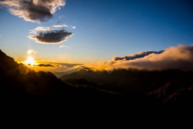 Puigsacalm tepesinde sonbahar gündoğumu, La Garrotxa, Kuzey İspanya.
