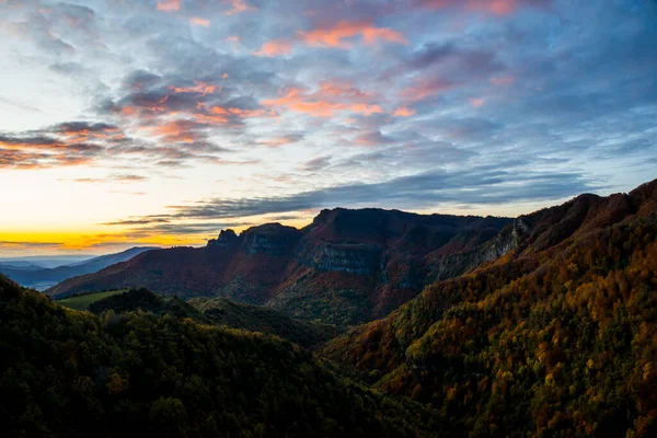 Puigsacalm tepesinde sonbahar gündoğumu, La Garrotxa, Kuzey İspanya.