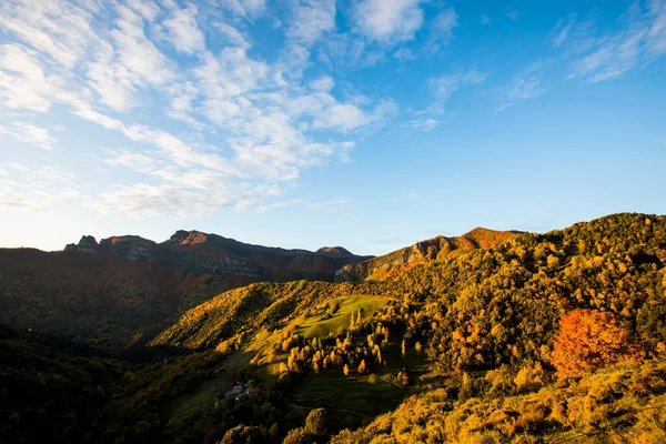 Puigsacalm tepesinde sonbahar gündoğumu, La Garrotxa, Kuzey İspanya.