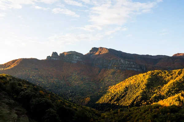 Puigsacalm tepesinde sonbahar gündoğumu, La Garrotxa, Kuzey İspanya.