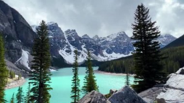 Moraine Gölü 'nde yaz manzarası, Banff Ulusal Parkı, Kanada