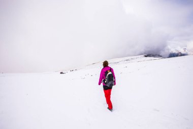 Sonbaharda Ordesa ve Monte Perdido Ulusal Parkı 'nda genç bir kadın.