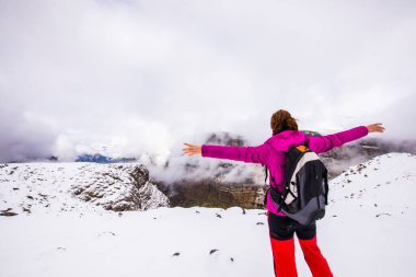 Sonbaharda Ordesa ve Monte Perdido Ulusal Parkı 'nda genç bir kadın.