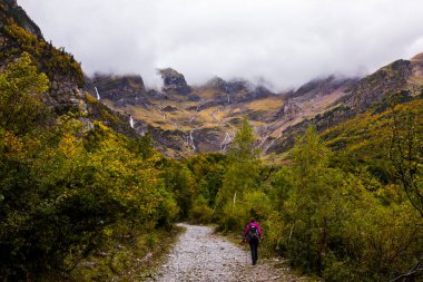 Sonbaharda Ordesa ve Monte Perdido Ulusal Parkı 'nda genç bir kadın.