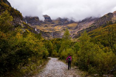 Sonbaharda Ordesa ve Monte Perdido Ulusal Parkı 'nda genç bir kadın.