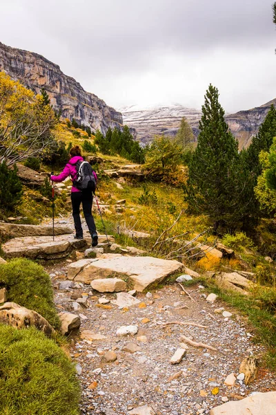 Young Woman Autumn Ordesa Monte Perdido National Park Spain —  Fotos de Stock