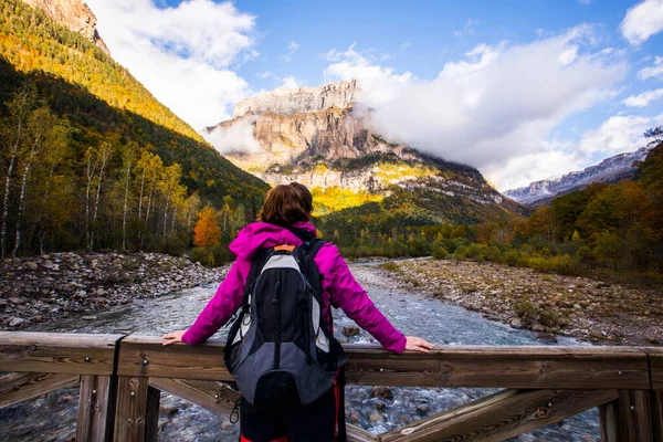 Young Woman Autumn Ordesa Monte Perdido National Park Spain —  Fotos de Stock