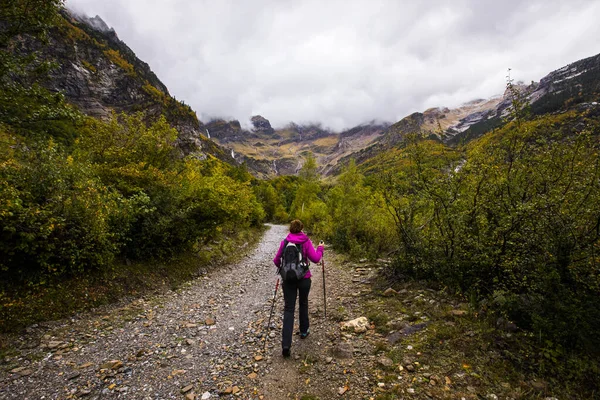 Sonbaharda Ordesa ve Monte Perdido Ulusal Parkı 'nda genç bir kadın.