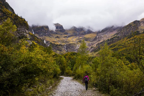 Sonbaharda Ordesa ve Monte Perdido Ulusal Parkı 'nda genç bir kadın.