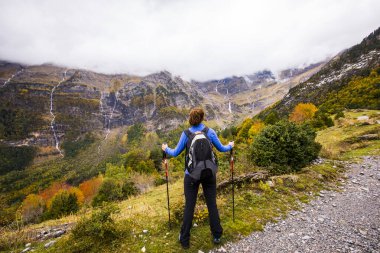 Sonbaharda Ordesa ve Monte Perdido Ulusal Parkı 'nda genç bir kadın.
