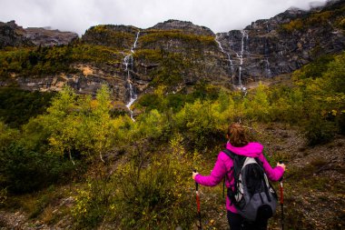 Sonbaharda Ordesa ve Monte Perdido Ulusal Parkı 'nda genç bir kadın.