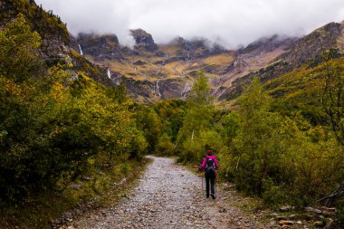 Sonbaharda Ordesa ve Monte Perdido Ulusal Parkı 'nda genç bir kadın.