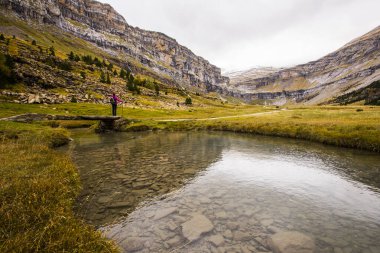 Sonbaharda Ordesa ve Monte Perdido Ulusal Parkı 'nda genç bir kadın.