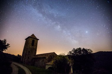 Samanyolu La Miana Kilisesi, La Garrotxa, Girona, İspanya.