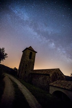 Samanyolu La Miana Kilisesi, La Garrotxa, Girona, İspanya.