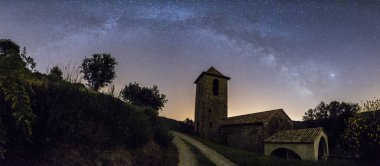 Samanyolu La Miana Kilisesi, La Garrotxa, Girona, İspanya.