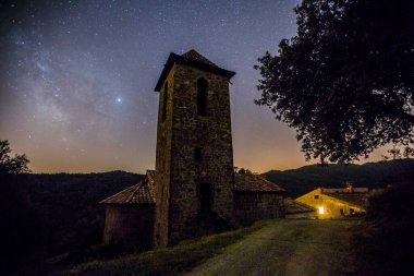 Samanyolu La Miana Kilisesi, La Garrotxa, Girona, İspanya.