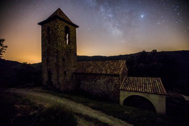 Samanyolu La Miana Kilisesi, La Garrotxa, Girona, İspanya.