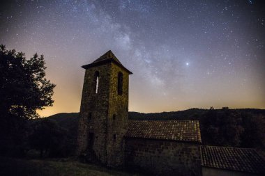 Samanyolu La Miana Kilisesi, La Garrotxa, Girona, İspanya.