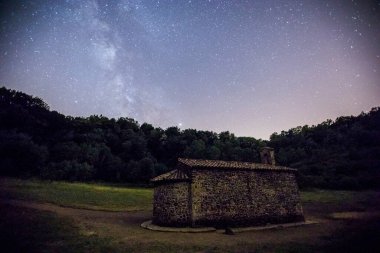 Samanyolu Volca de Santa Margarida Kilisesi, La Garrotxa, Girona, İspanya.