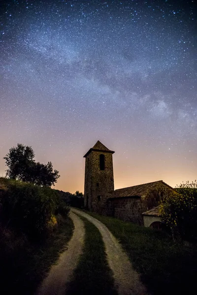 Samanyolu La Miana Kilisesi, La Garrotxa, Girona, İspanya.