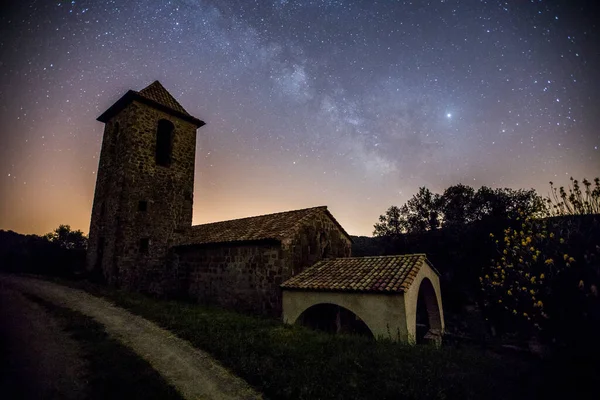 Samanyolu La Miana Kilisesi, La Garrotxa, Girona, İspanya.