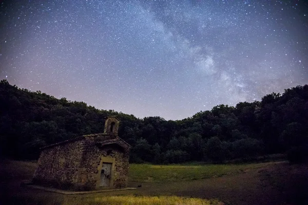 Samanyolu Volca de Santa Margarida Kilisesi, La Garrotxa, Girona, İspanya.