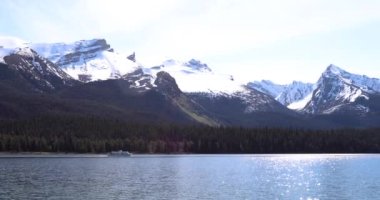 Yaz manzarası ve Maligne Gölü 'nde kayak yapan ve balık tutan insanlar, Jasper Ulusal Parkı, Kanada