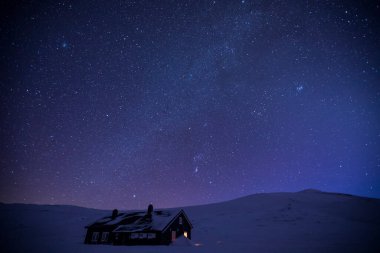 Reinheim Kulübesi 'nde Kutup Gecesi, Dovrefjell Ulusal Parkı, Güney Norveç.
