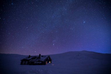 Reinheim Kulübesi 'nde Kutup Gecesi, Dovrefjell Ulusal Parkı, Güney Norveç.
