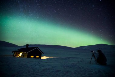 Kuzey ışıkları Reinheim Kulübesi, Dovrefjell Ulusal Parkı, Güney Norveç.