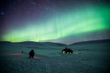 Kuzey ışıkları Reinheim Kulübesi, Dovrefjell Ulusal Parkı, Güney Norveç.