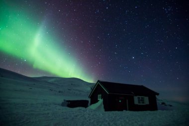 Kuzey ışıkları Reinheim Kulübesi, Dovrefjell Ulusal Parkı, Güney Norveç.