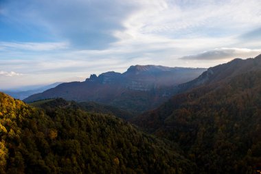 Puigsacalm tepesinde sonbahar günbatımı, La Garrotxa, Kuzey İspanya.