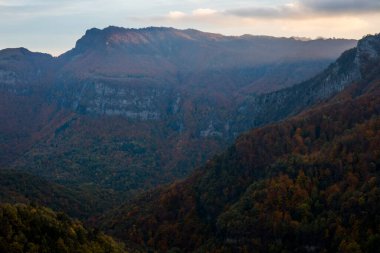 Puigsacalm tepesinde sonbahar günbatımı, La Garrotxa, Kuzey İspanya.