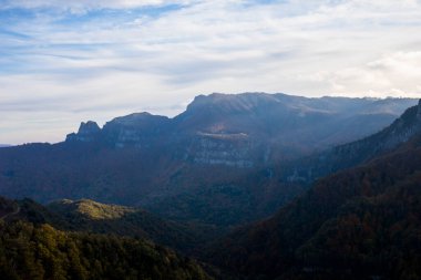 Puigsacalm tepesinde sonbahar günbatımı, La Garrotxa, Kuzey İspanya.