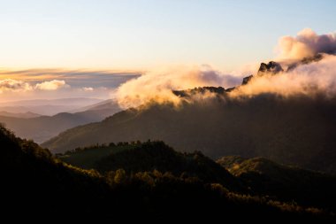 Puigsacalm tepesinde sonbahar gündoğumu, La Garrotxa, Kuzey İspanya.