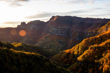 Puigsacalm tepesinde sonbahar gündoğumu, La Garrotxa, Kuzey İspanya.